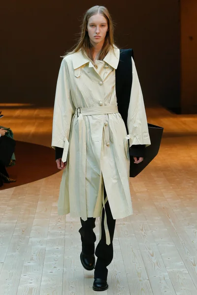 Look 16